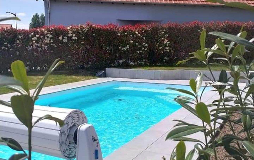 Piscine coque polyester avec volet immergé réalisée par Kréa Concept
