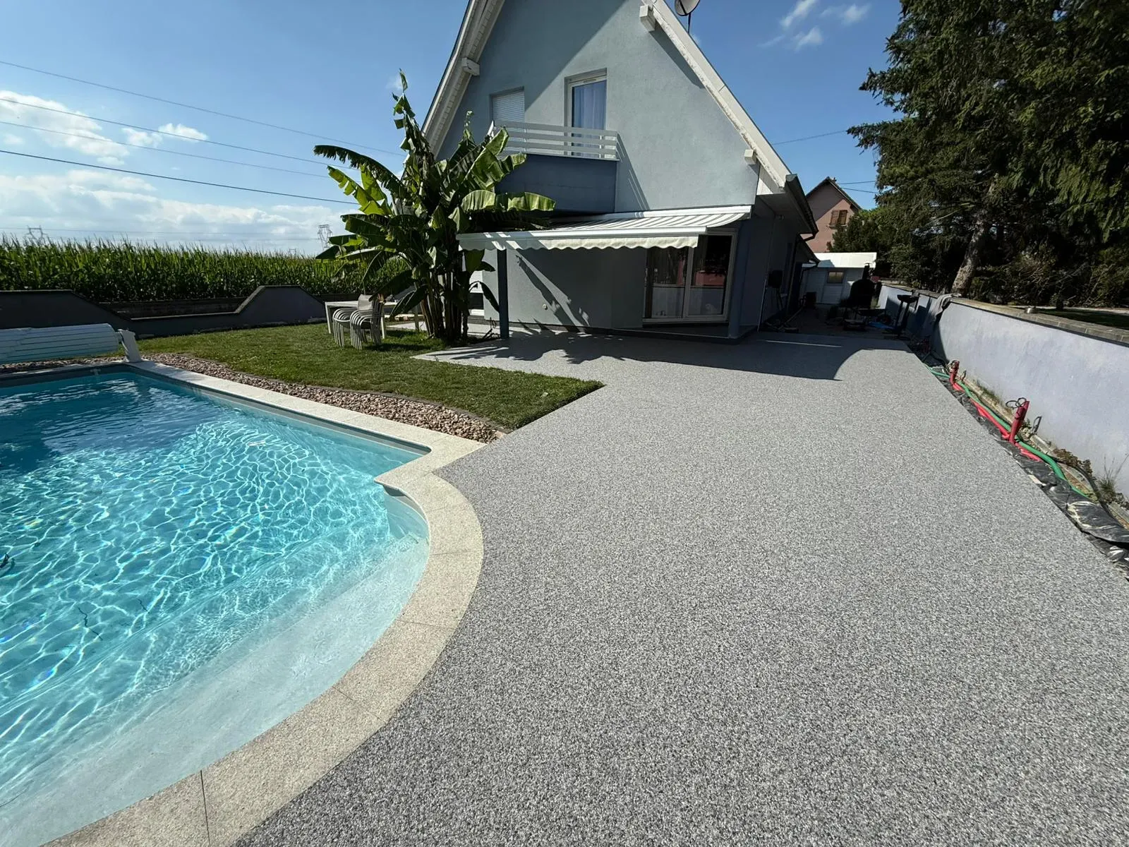 Moquette de pierre posée autour d'une piscine par Kréa Concept