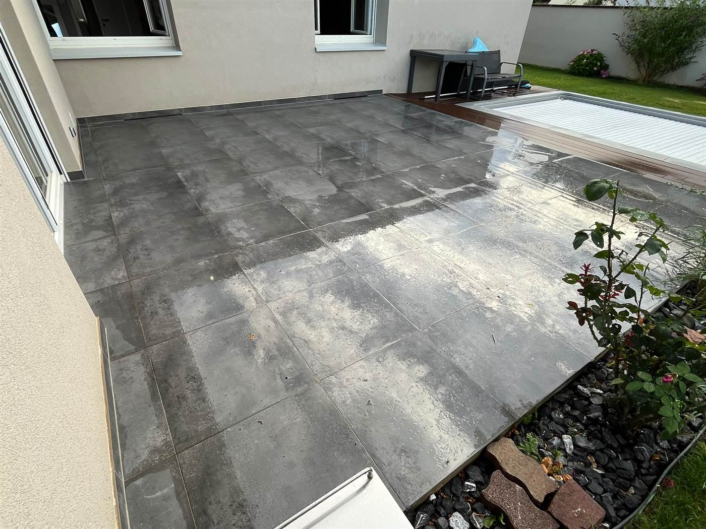 Terrasse en dallage grand format au bord d'une piscine