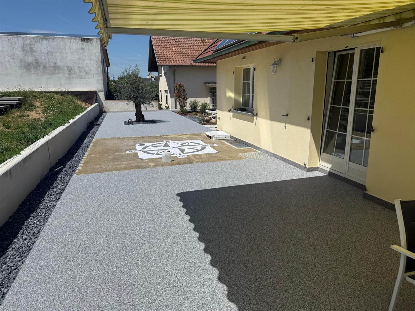 Terrasse en résine avec rose des vents réalisé par Kréa Concept dans le Haut-Rhin