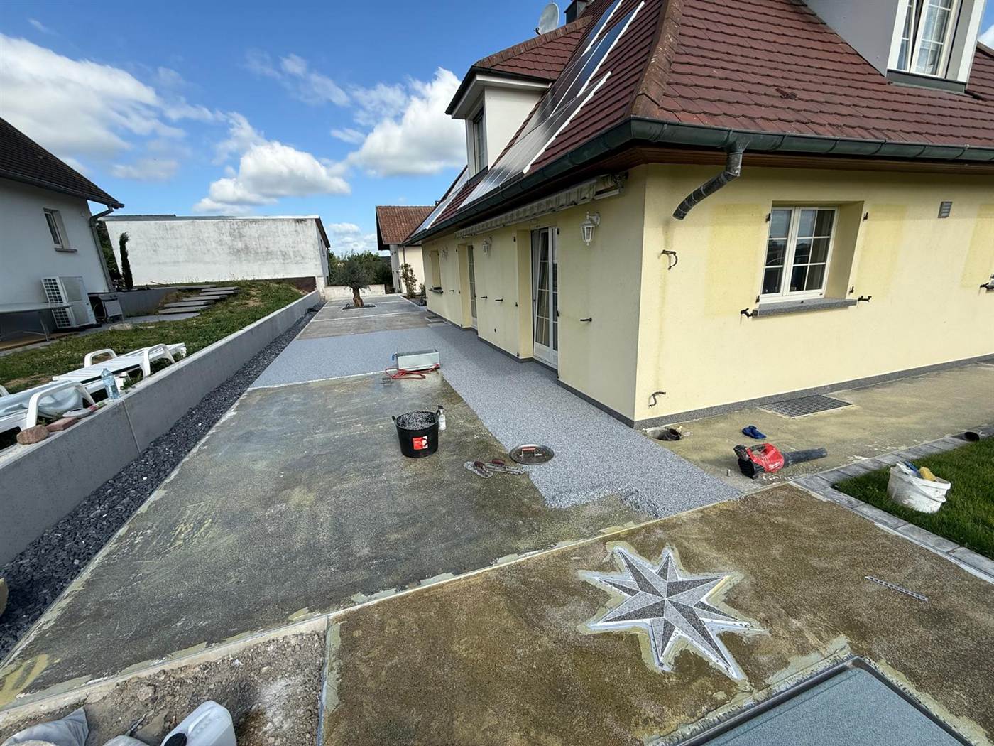 Terrasse en résine autour d'une piscine coque réalisé par Kréa Concept dans le Haut-Rhin