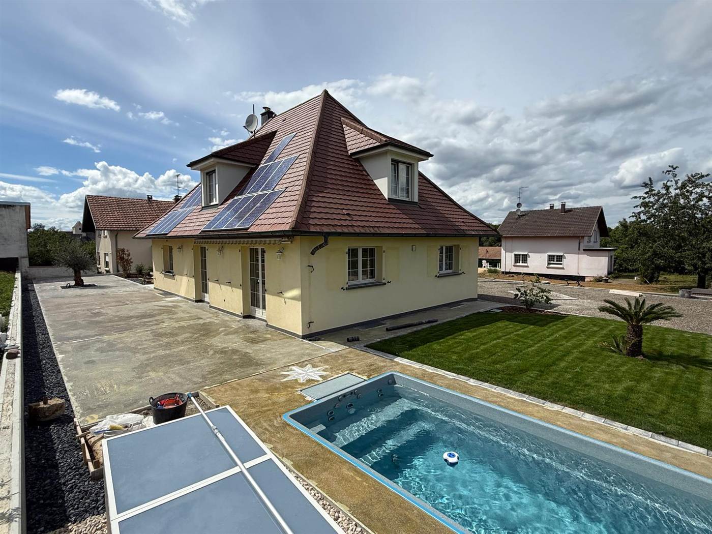 Terrasse et piscine avec olivier réalisé par Kréa Concept dans le Haut-Rhin