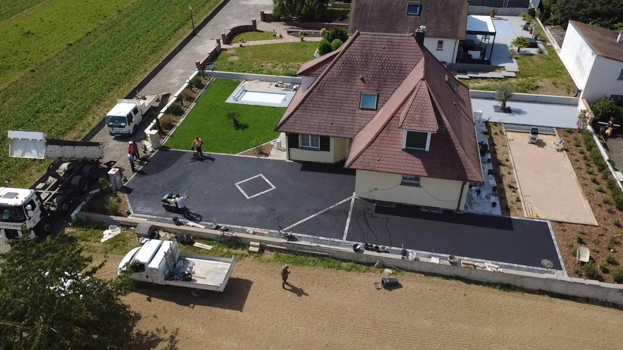 Vue aérienne d'une propriété avec gazon et piscine réalisée par Kréa Concept dans le Haut-Rhin