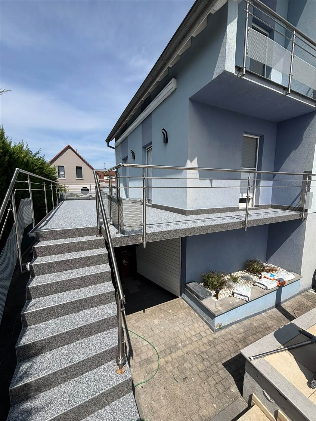Moquette de pierre sur escalier extérieur réalisé par Kréa Concept dans le Haut-Rhin