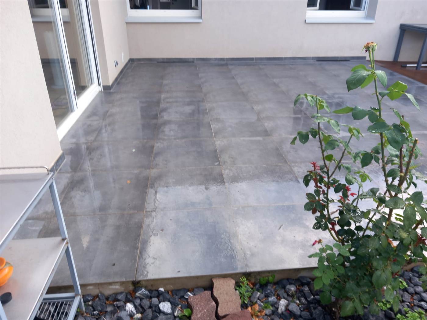 Moquette de pierre sur terrasse réalisé par Kréa Concept dans le Haut-Rhin