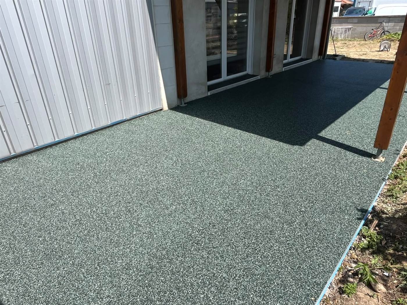 Moquette de pierre teinte verte réalisé par Kréa Concept dans le Haut-Rhin