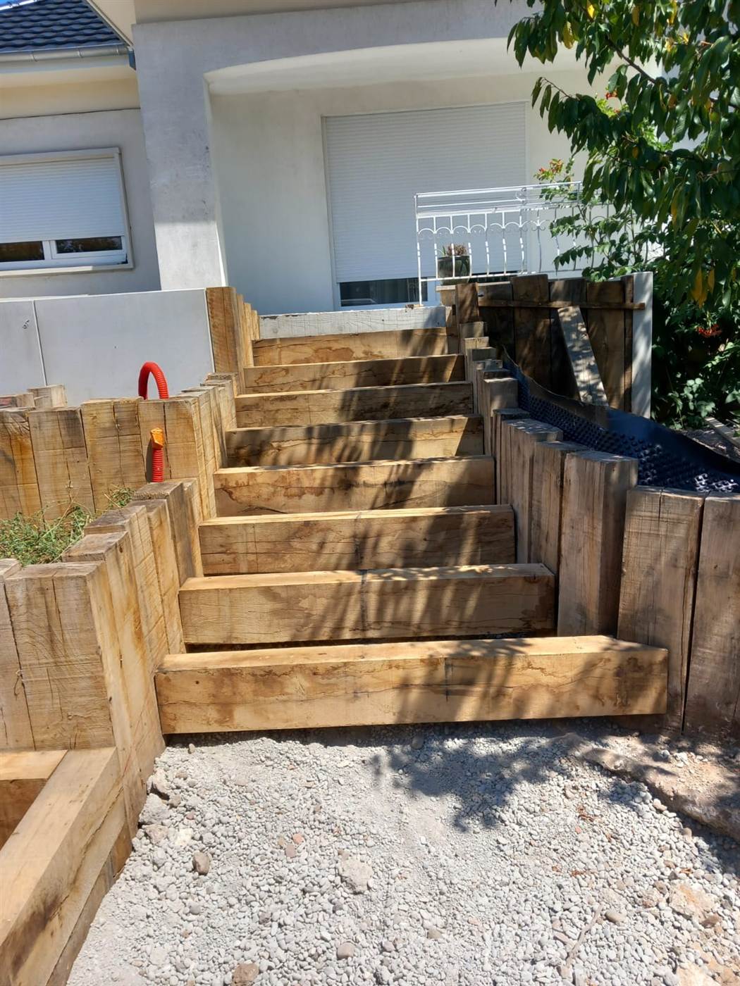 Escalier bois et aménagement paysager réalisé par Kréa Concept dans le Haut-Rhin