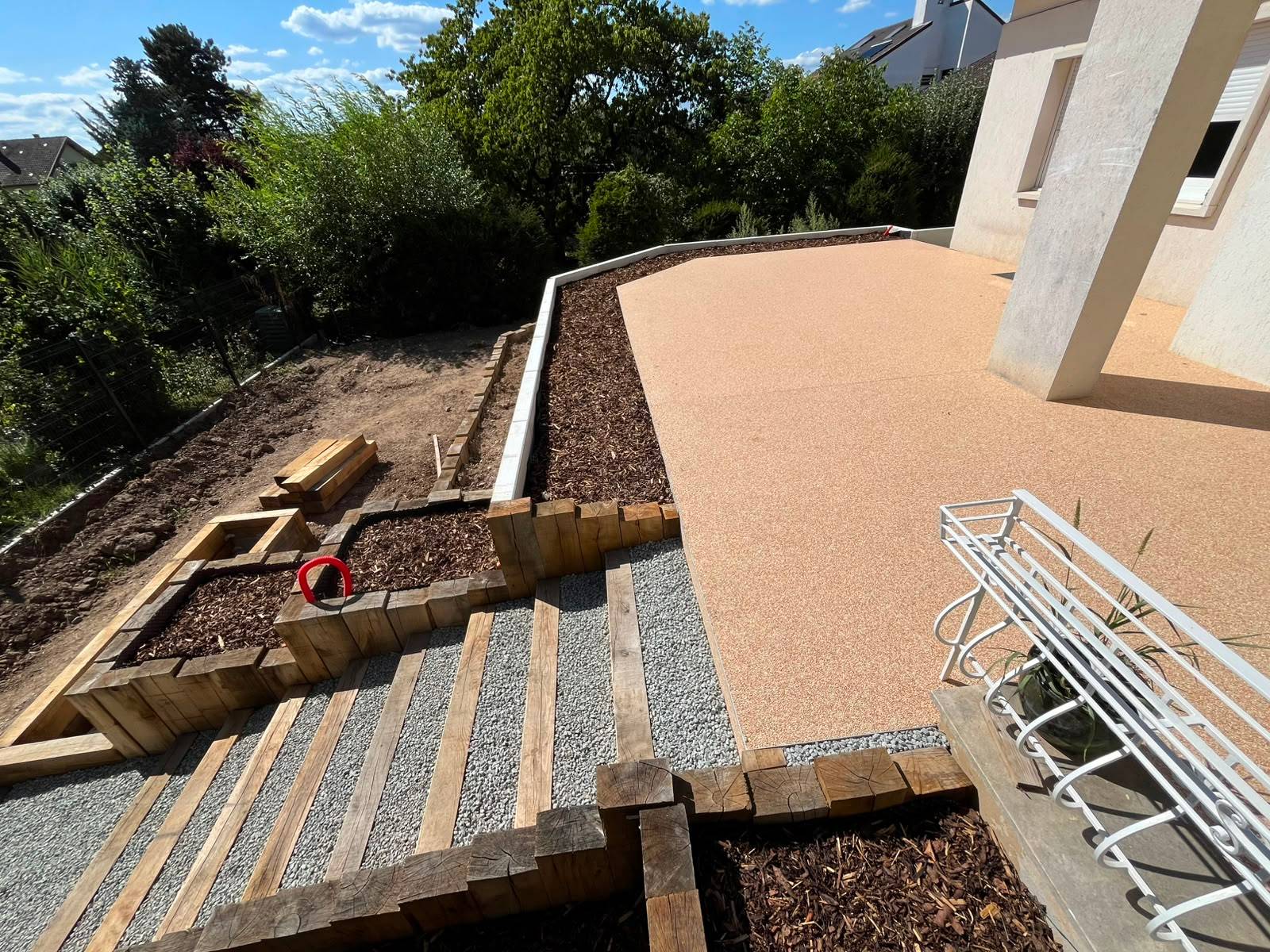 Jardin en paliers avec traverses bois et massifs paillés, Kréa Concept