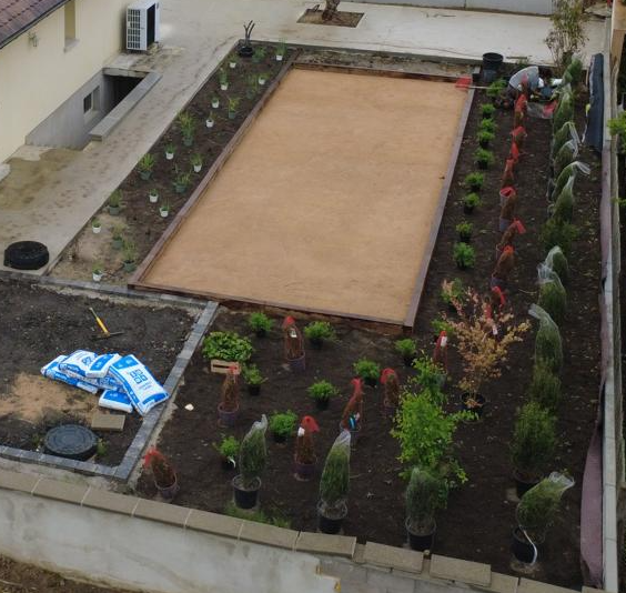 Plantations et paillage vus du ciel autour d'une piscine, Kréa Concept