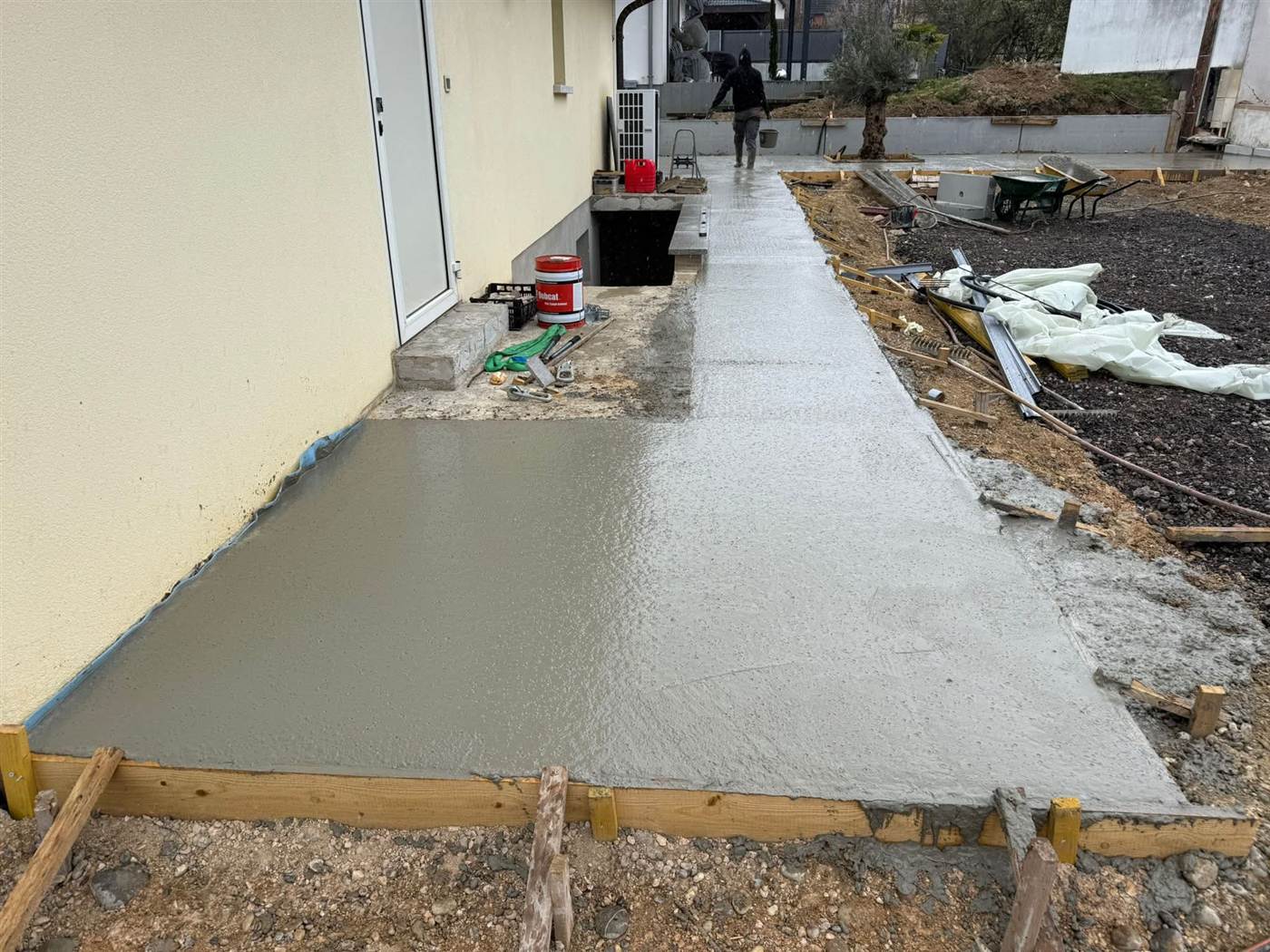 Coulage de dalle béton dans le cadre d'un terrassement par Kréa Concept dans le Haut-Rhin