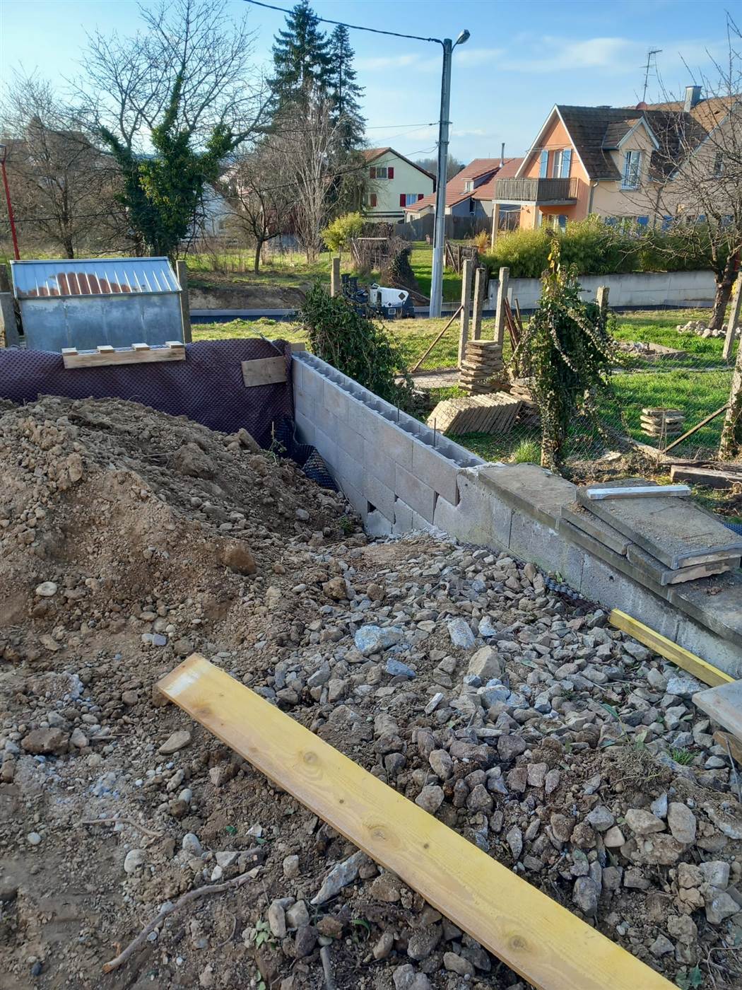 Mur de soutènement en parpaing en cours de construction par Kréa Concept dans le Haut-Rhin