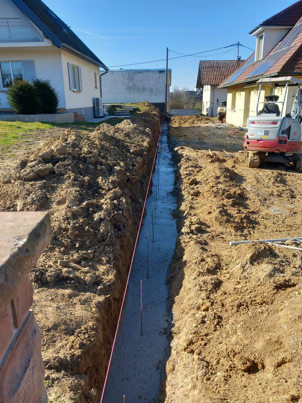 Tranchée VRD avec mini-pelle, terrassement par Kréa Concept dans le Haut-Rhin