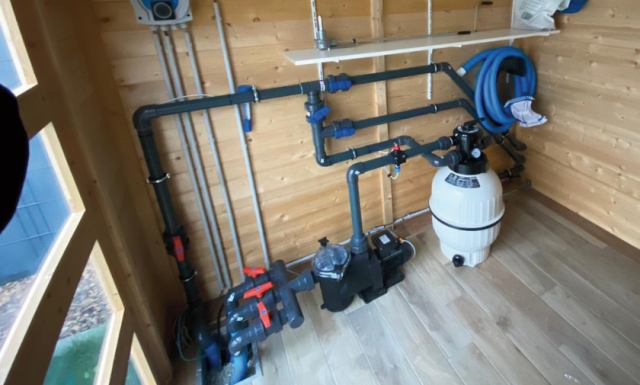 Local technique avec pompe et filtre à sable installés