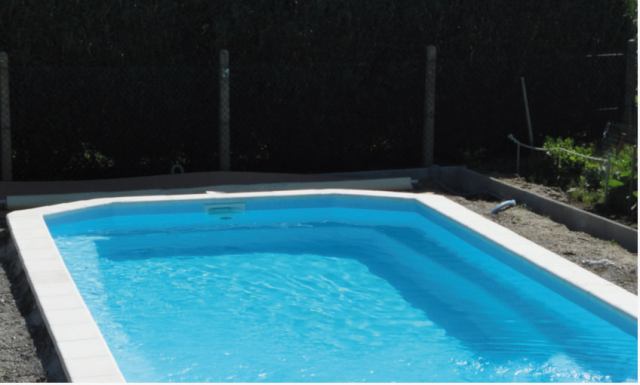 Margelles posées autour du bassin, prêt pour la baignade